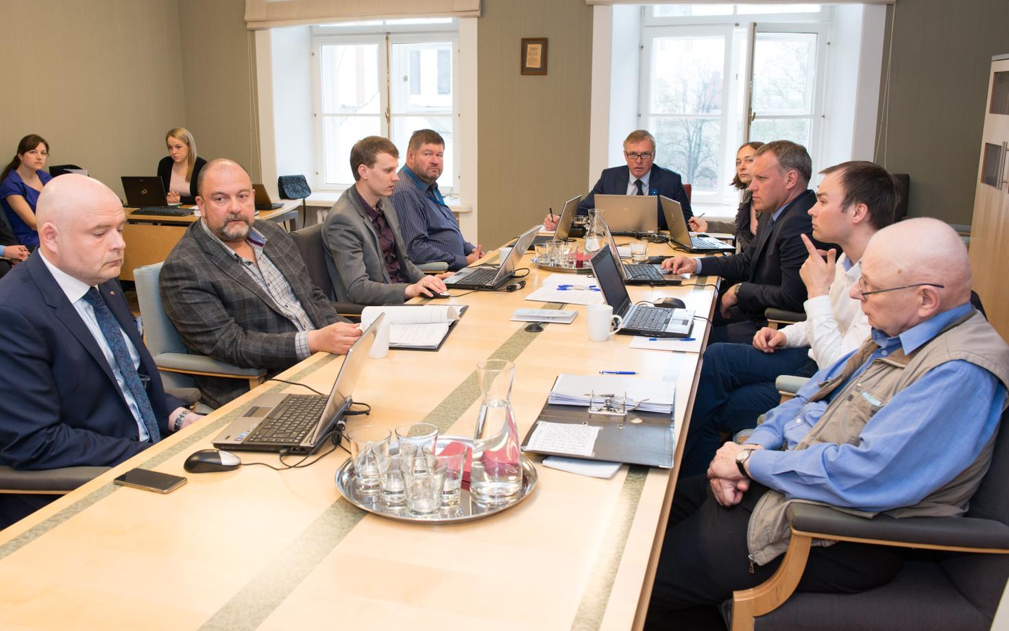 Riigikogu põhiseaduskomisjon.