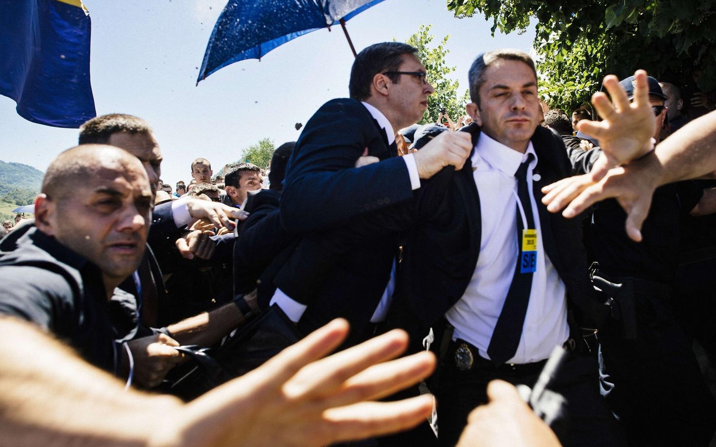 Ihukaitsjad üritavad kaitsta Serbia peaministrit Aleksandar Vucicit.