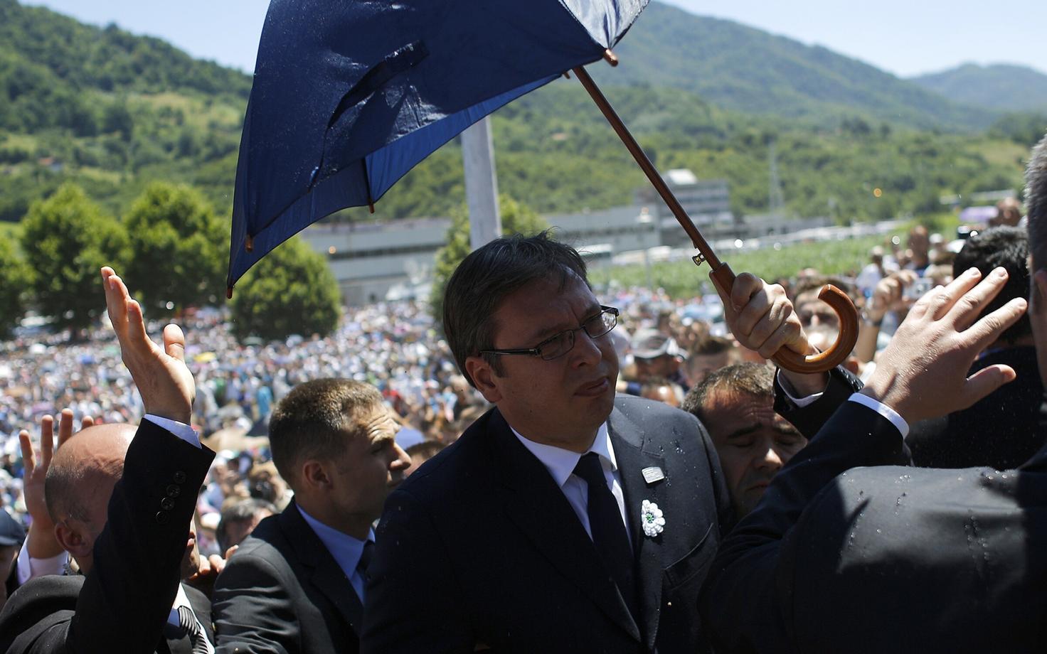 Serbia peaminister ja tema turvamehed Srebrenica tseremoonial
