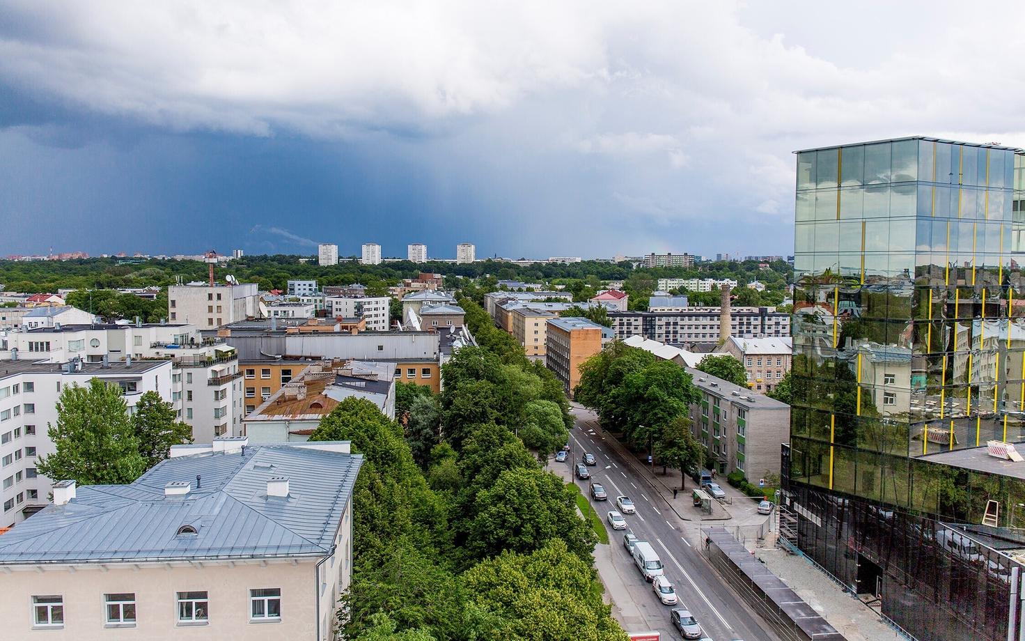 Грозовые тучи над Таллинном. Иллюстративная фотография.