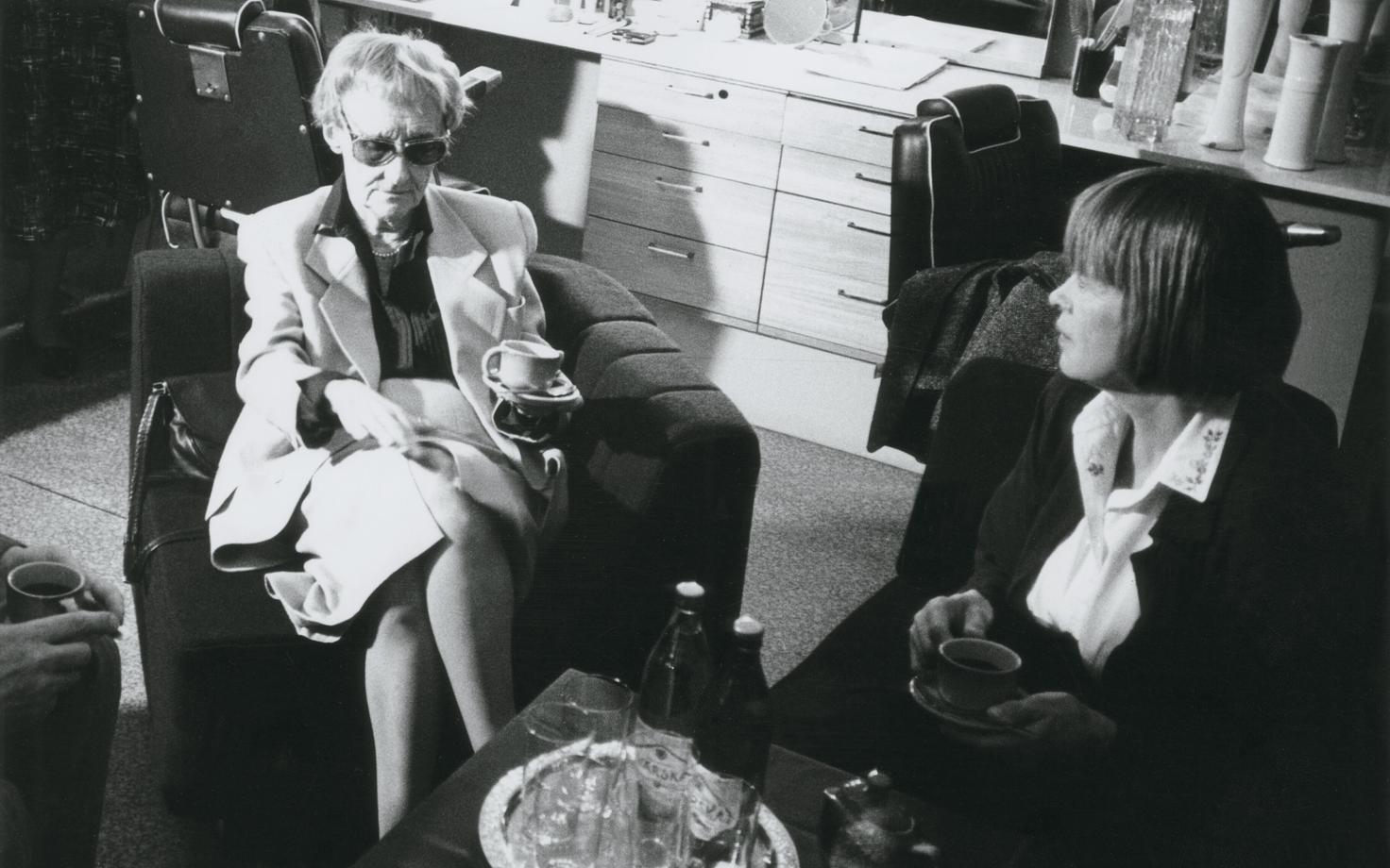 Ilon Wikland (paremal) illustreeris enamiku Astrid Lindgreni (vasakul) raamatuist. Seetõttu etendub ka Lindgreni näidend just Iloni Imedemaal.