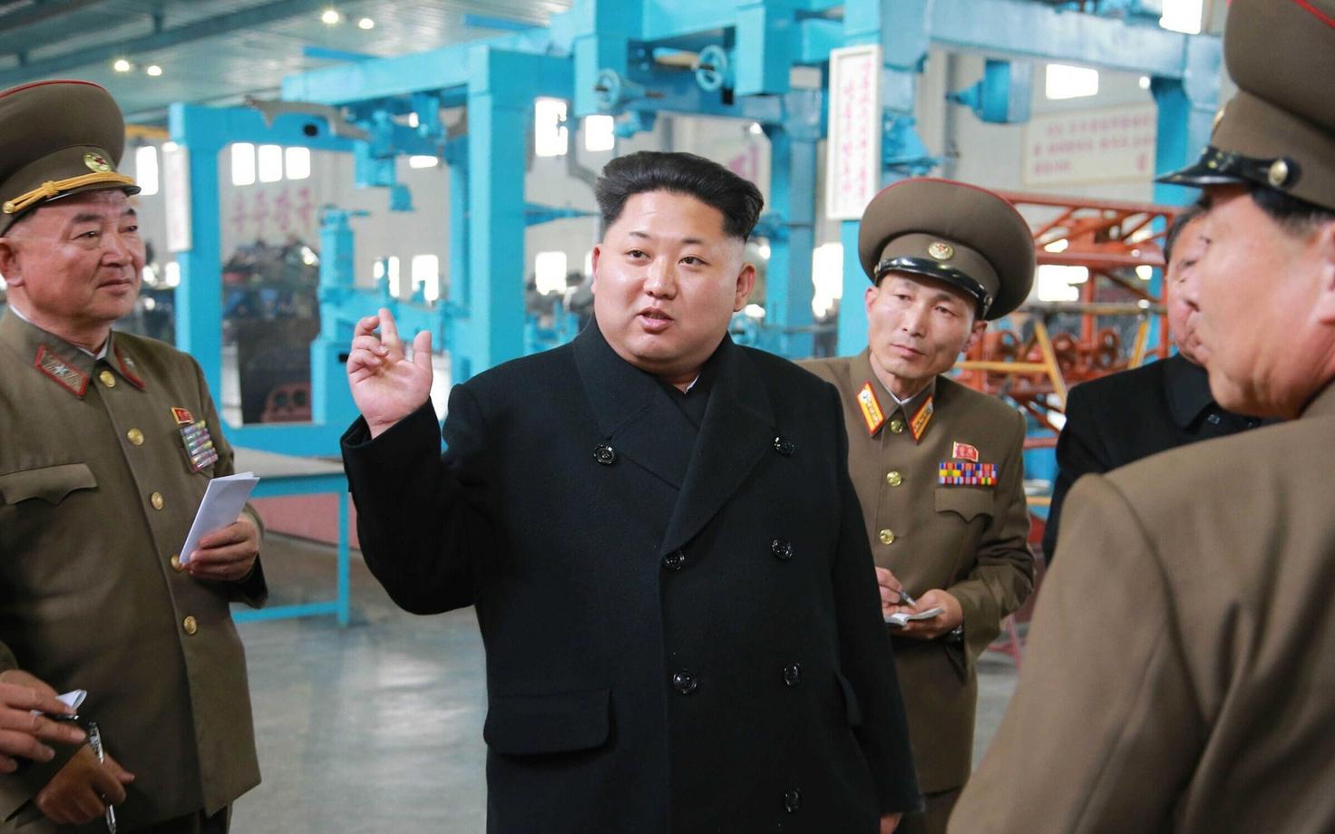 Põhja-Korea juht Kim Jong-un masinaehitustehast külastamas