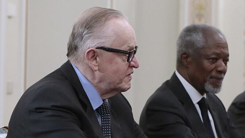 President Martti Ahtisaari ja ÜRO peasekretär Kofi Annan 29. aprillil 2015 Moskvas