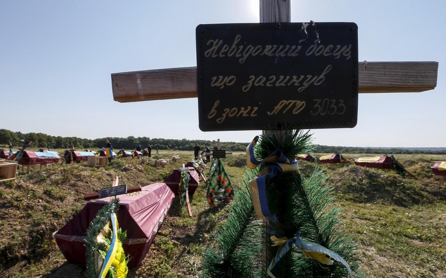 Tundmatute sõdurite matmine Ukrainas