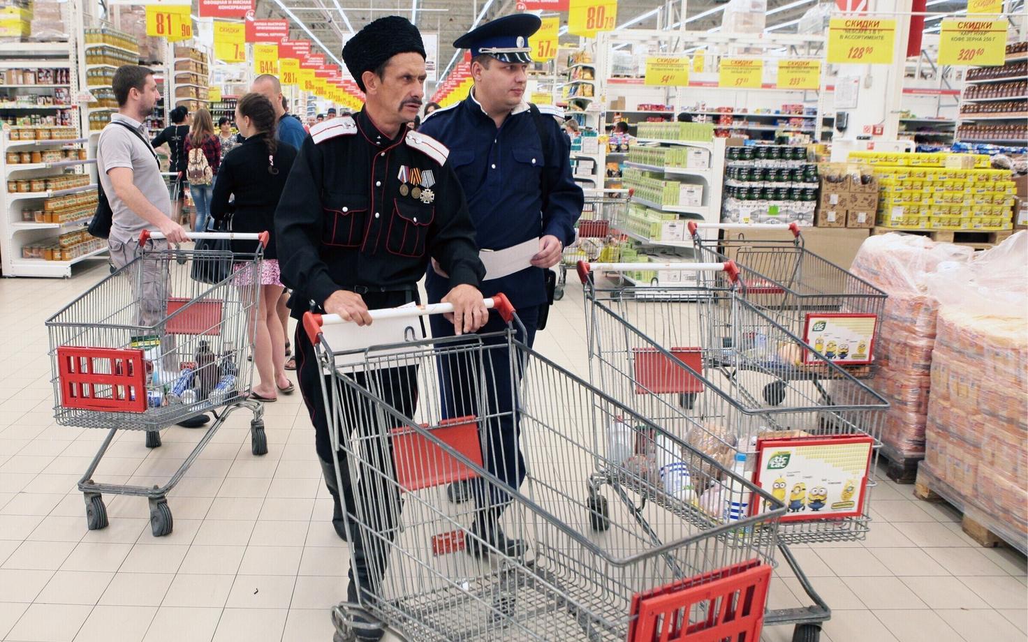 Kasakad Peterburi Auchani hüpermarketis keelatud toidukaupa otsimas