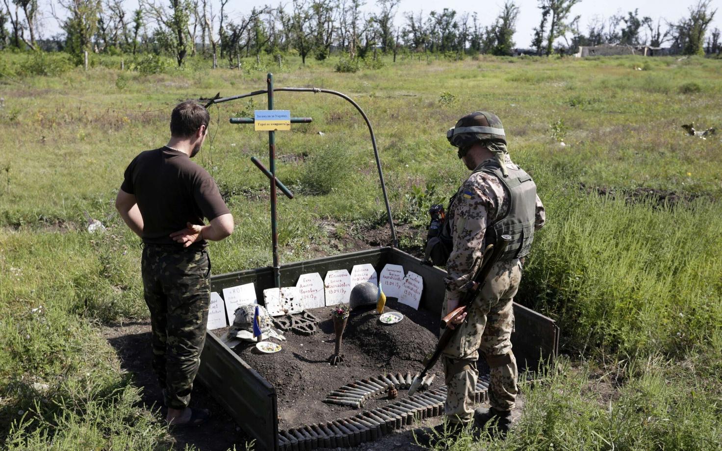 Ukraina sõdurid Avdijivkas hukkunud võitluskaaslaste mälestusmärgi juures