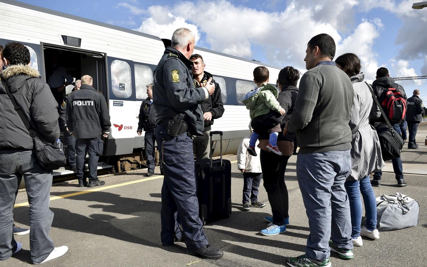 Taani politseinikud ja Saksamaalt saabunud migrandid 7. septembril Rodby sadamas