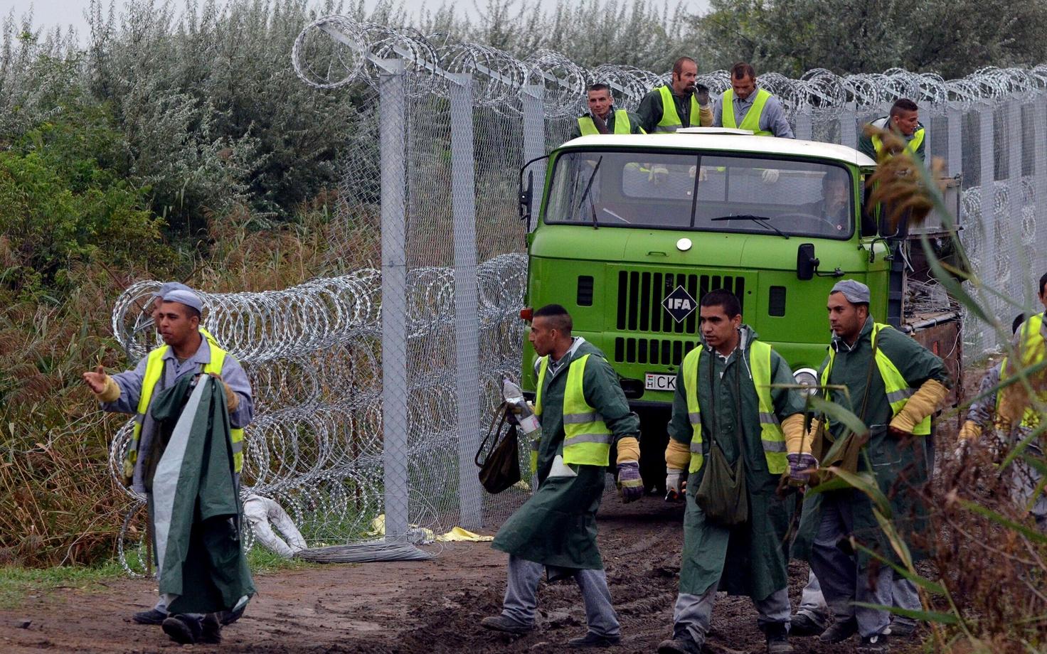 Ungari püüab migrante eemal hoida 3 meetri kõrguse tara abil.