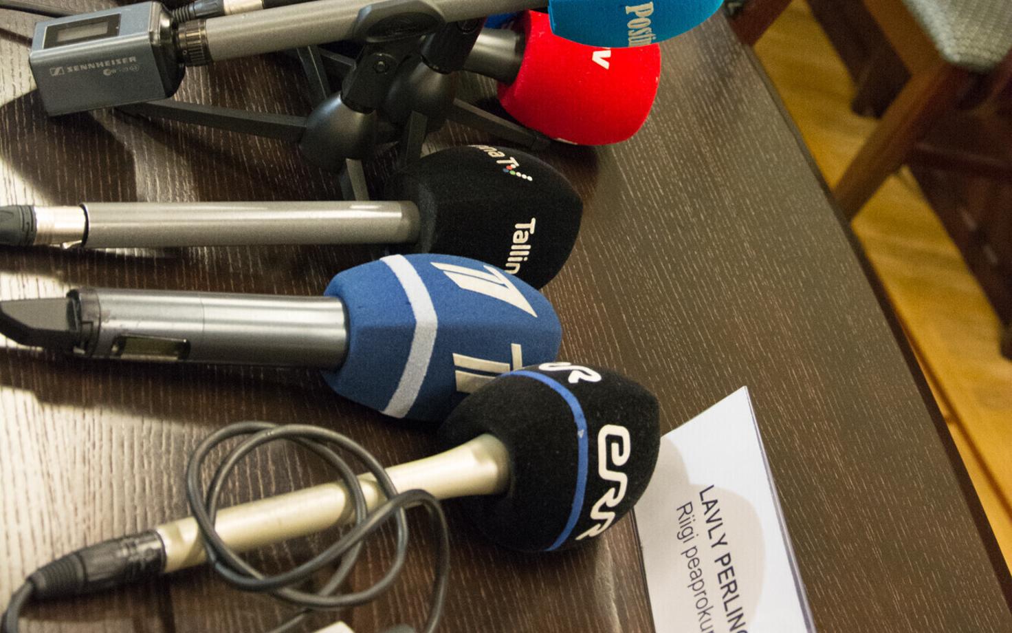 Eesti meediaväljaanded pressikonverentsi ootel.