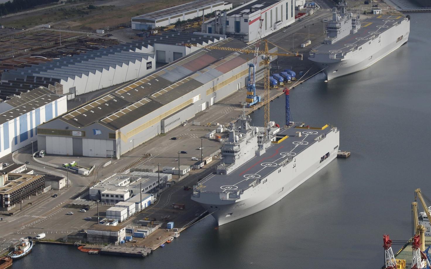 Kaks Mistral-tüüpi kopterikandjat 25. mail Saint-Nazaire'is laevatehase kai ääres