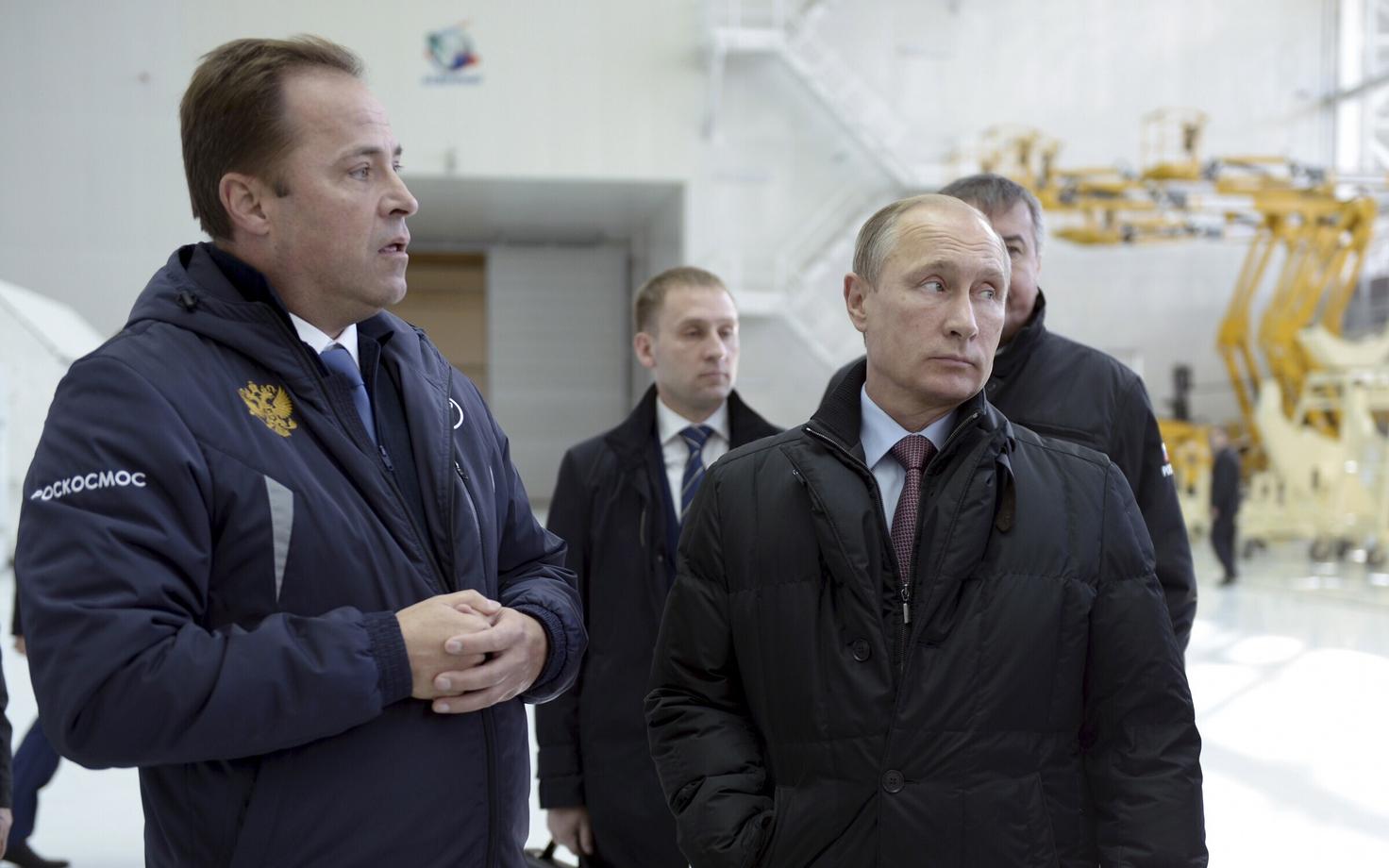 Venemaa kosmoseagentuuri juht Igor Komarov ja Vladimir Putin.