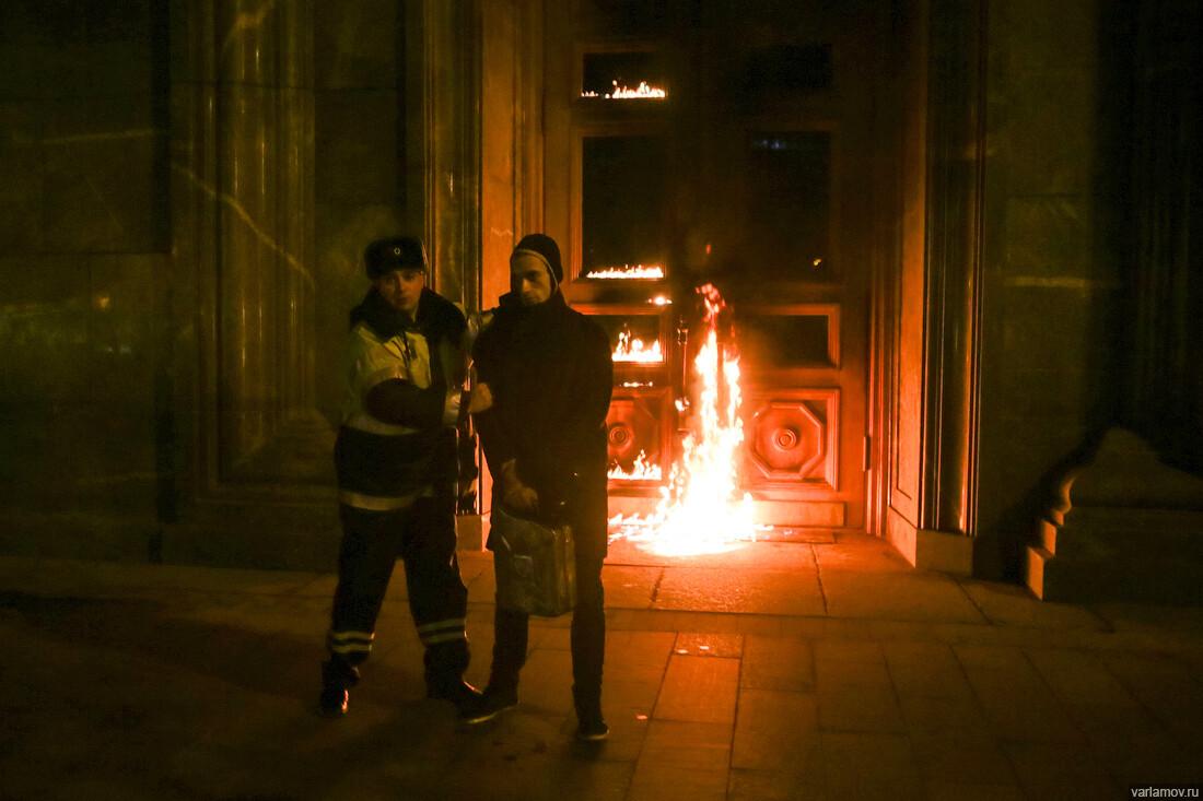 Kunstnik Pjotor Pavlenski võeti kinni FSB ukse süütamise eest