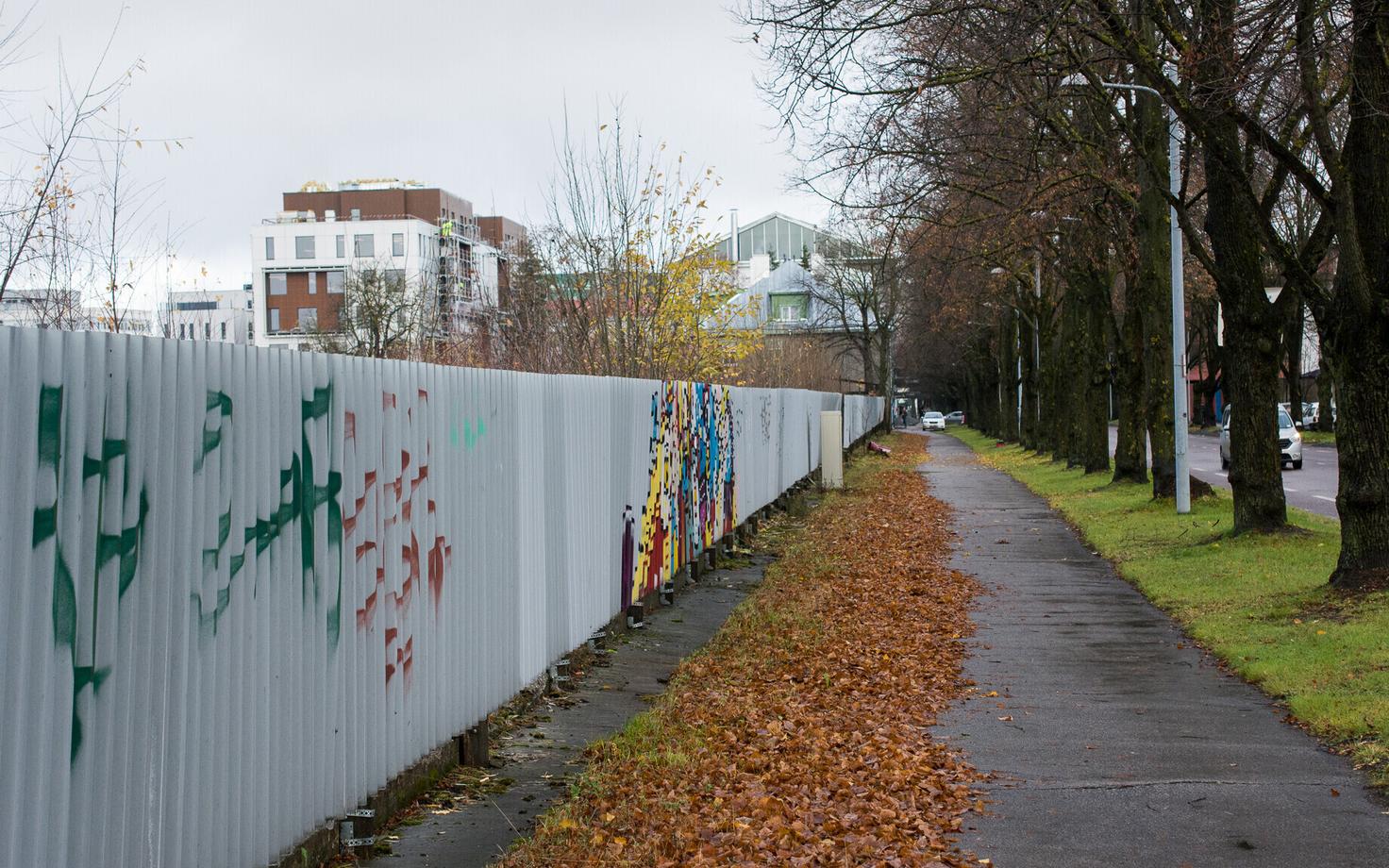 Tühermaad Veerenni tänavast eraldab plank.