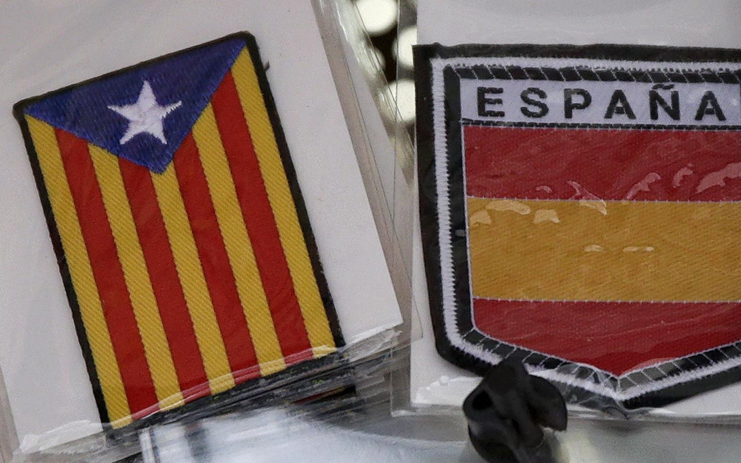 Kataloonia iseseisvuse sümboli ja Hispaania lipuvärvidega meened.