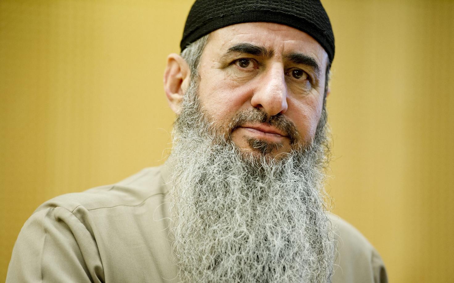Mulla Krekar Oslo kohtus 2015. aasta augustis.