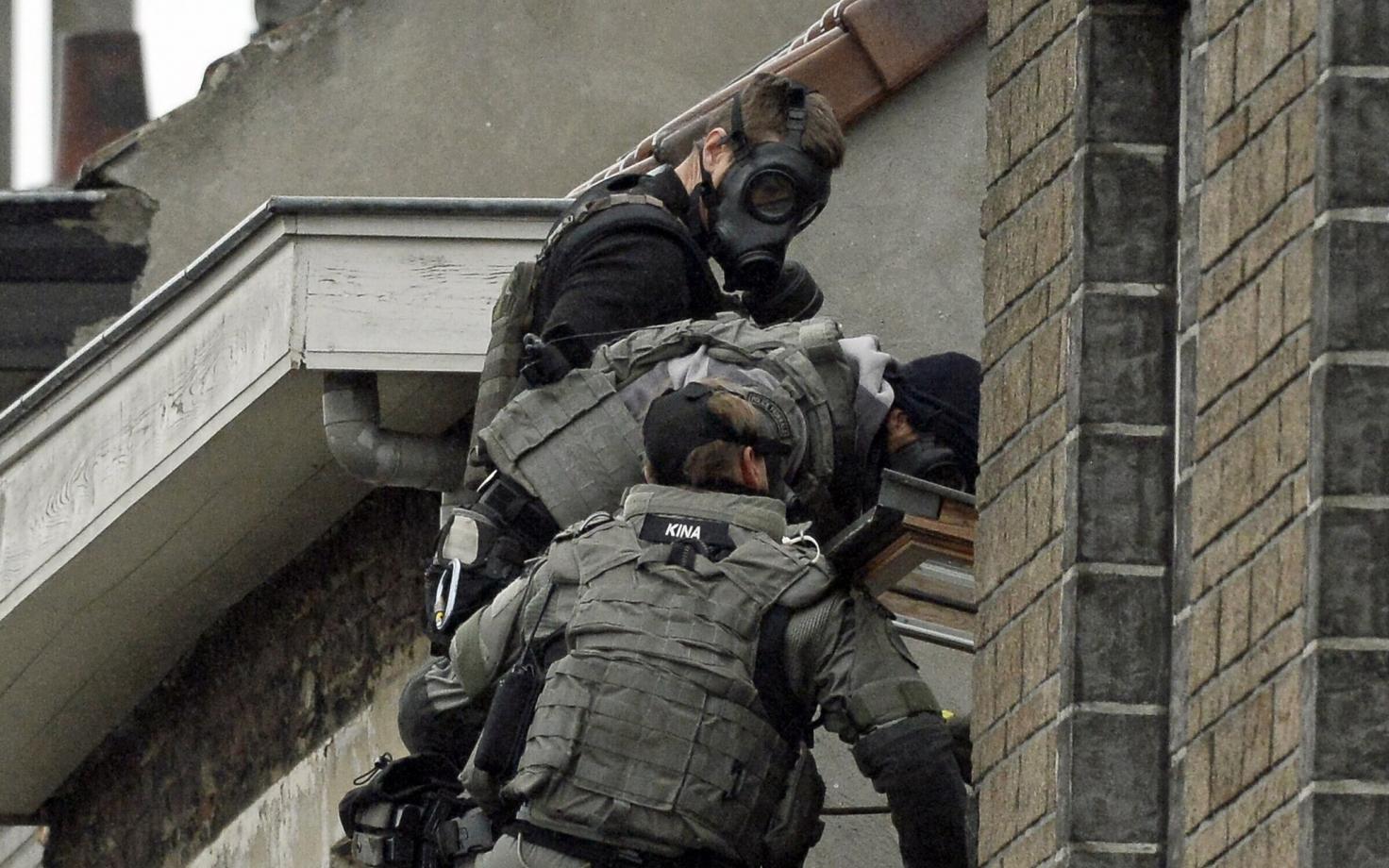 Belgia politsei eriüksuslased valmistuvad sisenema Molenbeeki linnaosas majja, kus arvati olevat Pariisi terrorirünnakutega seotud mees.