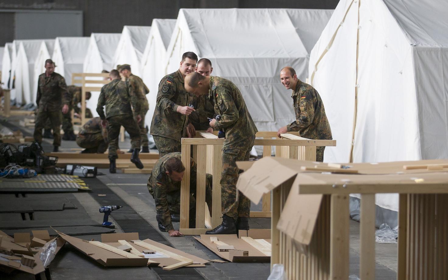 Bundeswehri sõdurid 25. oktoobril Berliinis endises Tempelhofi lennujaamas põgenikele telke püstitamas ja sisustamas