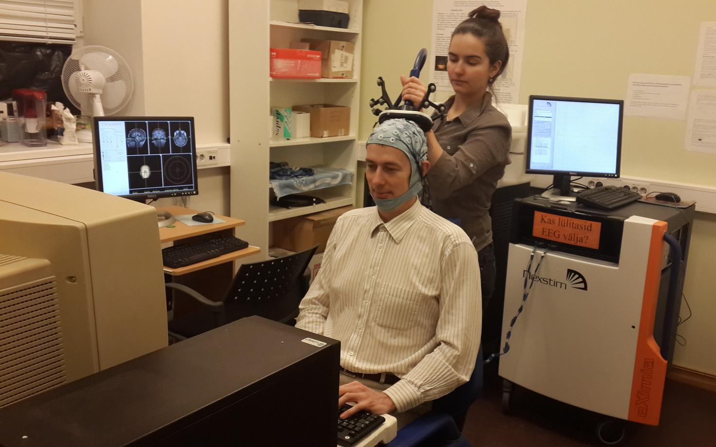 Aju stimuleerimiseks kasutatakse TMS-i, millega antakse ajukoorde suunatud magnetimpulss, et muuta neuronite laenglemissagedust ja -valmidust. Teadvussisu uurimisel eeldatakse, et ülesande lahendamisel aktiveerub ajuosades teatud “võrgustik”, mille dünaam