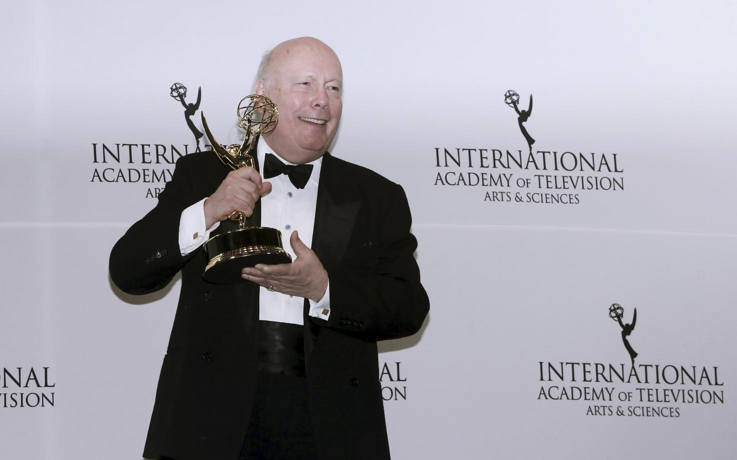 Julian Fellowes rahvusvaheliste Emmy auhindade jagamisel.