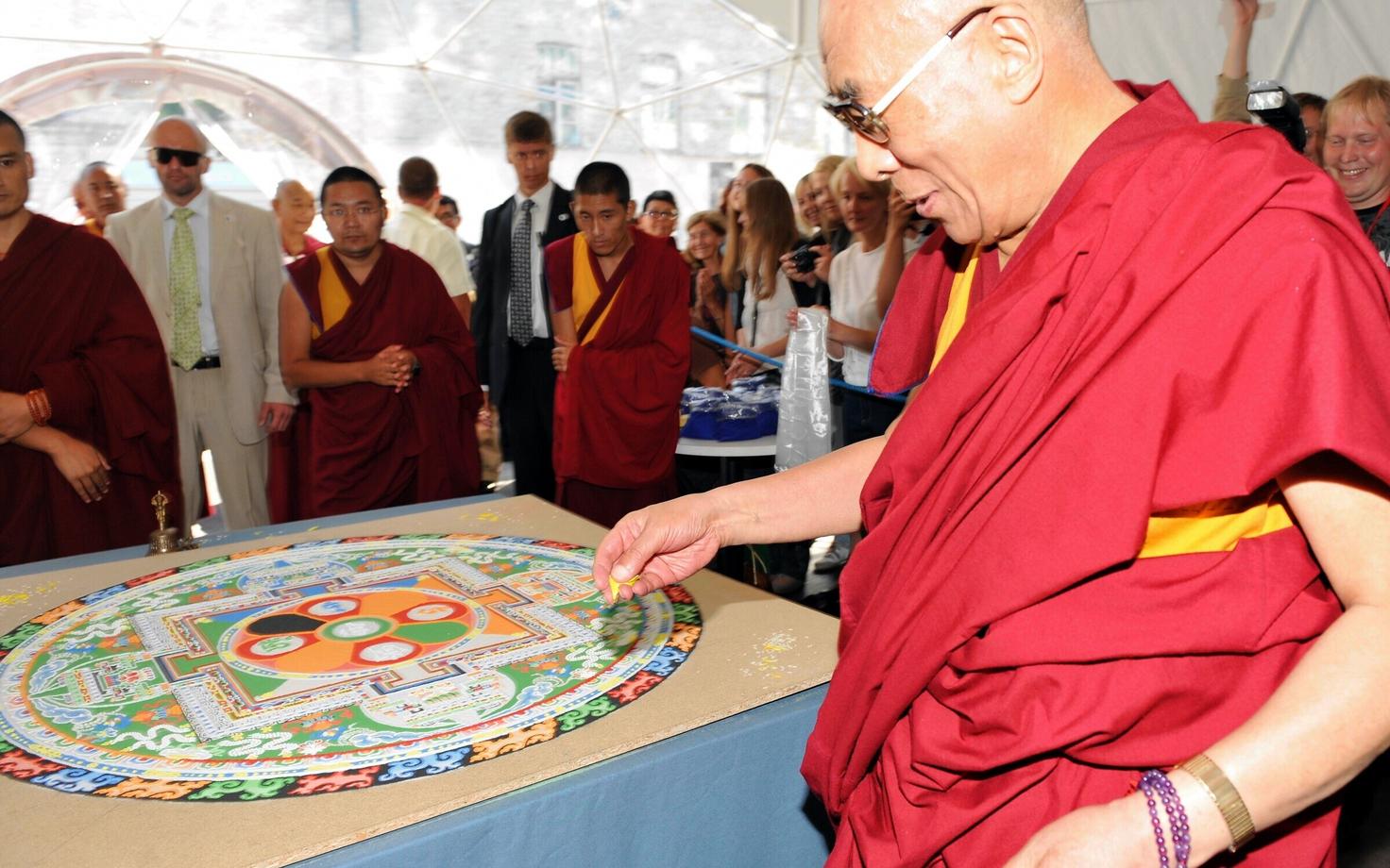 Dalai-laama Tenzin Gyatzo 17. augustil 2011 Tallinnas mandala juures