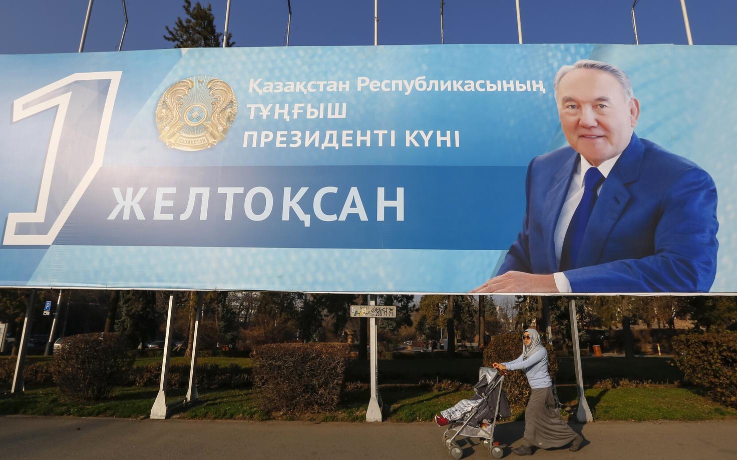 Kasahstani esimese presidendi päeva plakat Nursultan Nazarbajevi portreega 30. novembril Almatõs