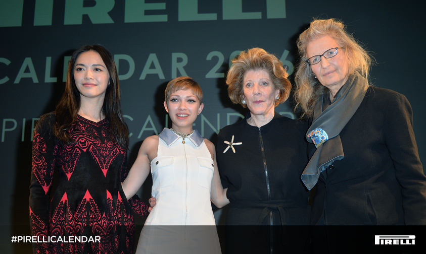 Kalendris poseerinud Yao Chen, Tavi Gevinson ja Agnes Gund koos Annie Leibovitziga Pirelli kalendri pressikonverentsil.