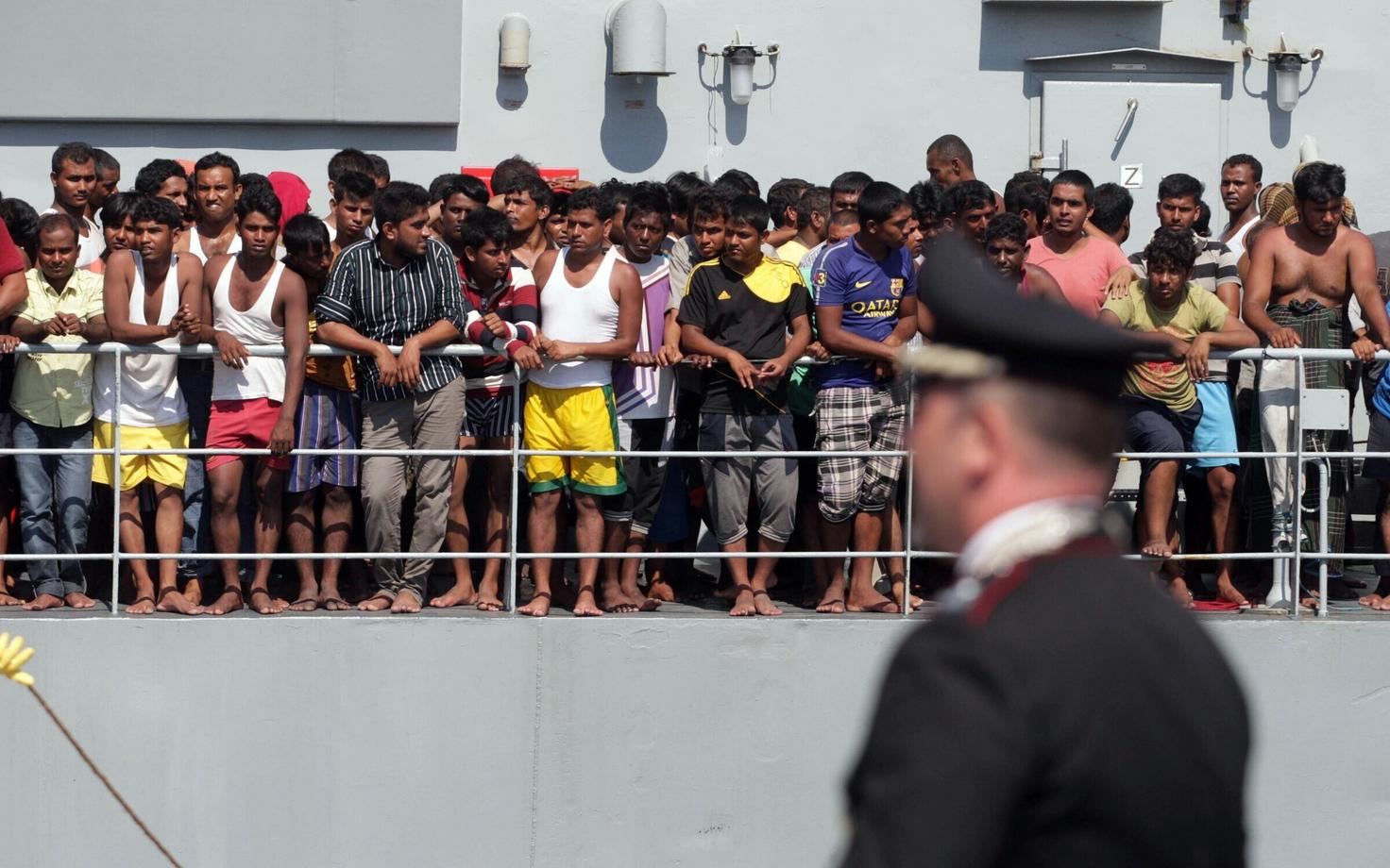Vahemerelt päästetud migrandid Palermo sadamas.