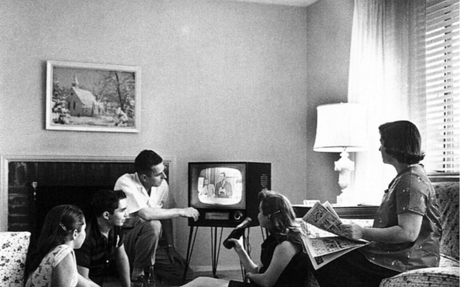 Pere 1958. aastal mustvalget televiisorit vaatamas