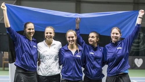 Eesti 2015. aasta Fed Cupi koondis (vasakult): Kaia Kanepi, Anett Kontaveit, Valeria Gorlatš, Julia Skripnik ja kapten Maret Ani.