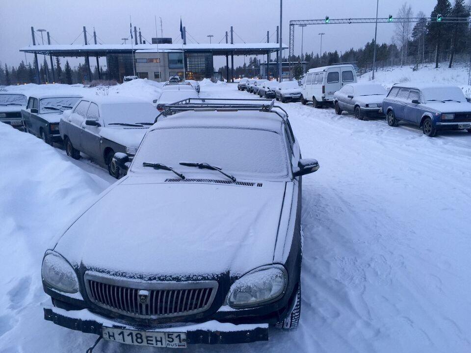 Varjupaigataotlejate poolt hüljatud vanad sõiduautod Salla piiripunktis