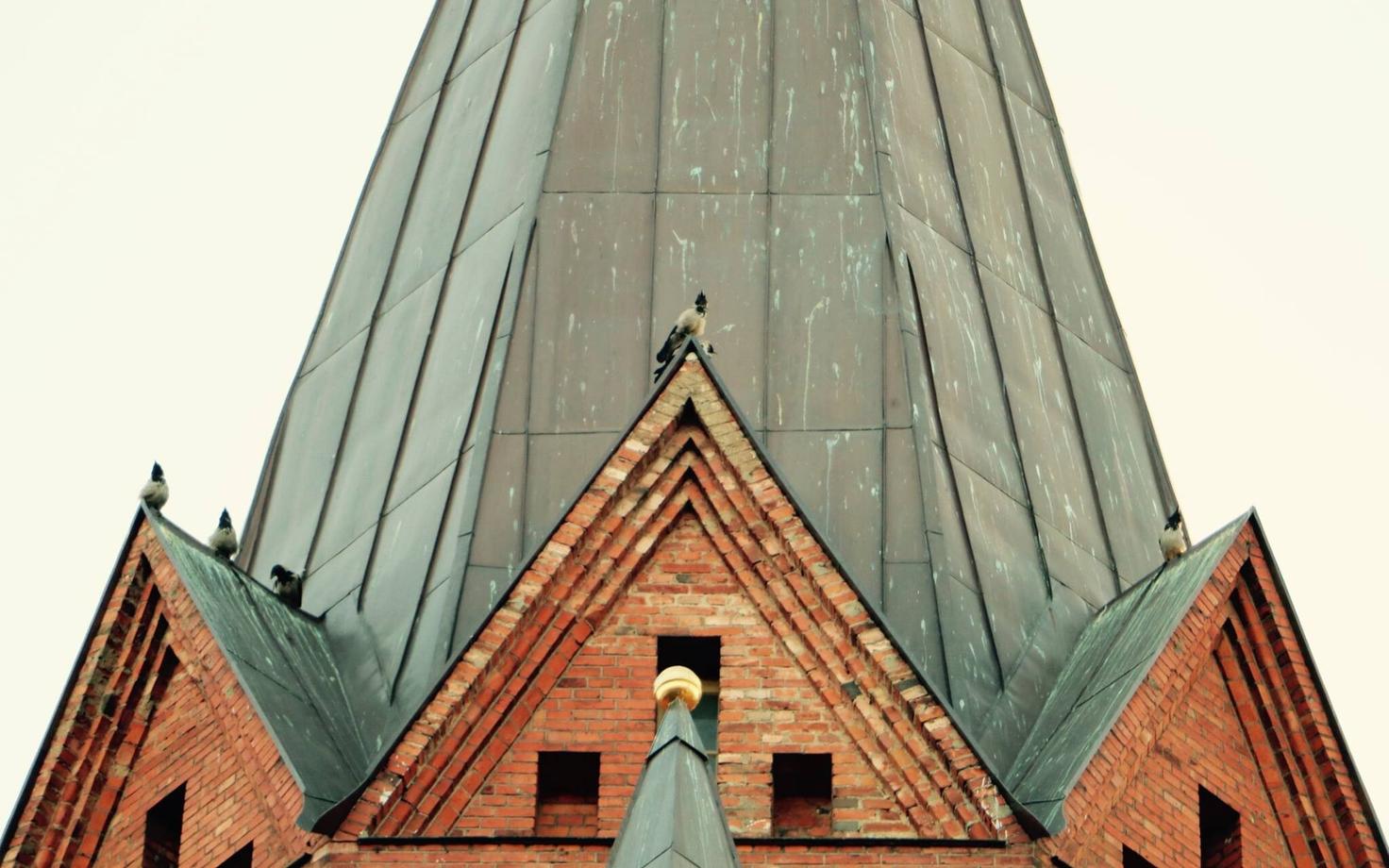 Linnalinnud Tartu Peetri kiriku tornidel.
