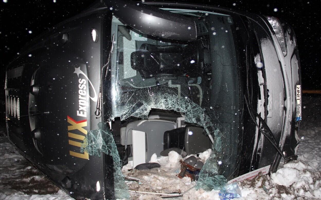 Lux Expressi bussid sattusid Ida-Virumaal kahte järjestikusse ränka õnnetusse.