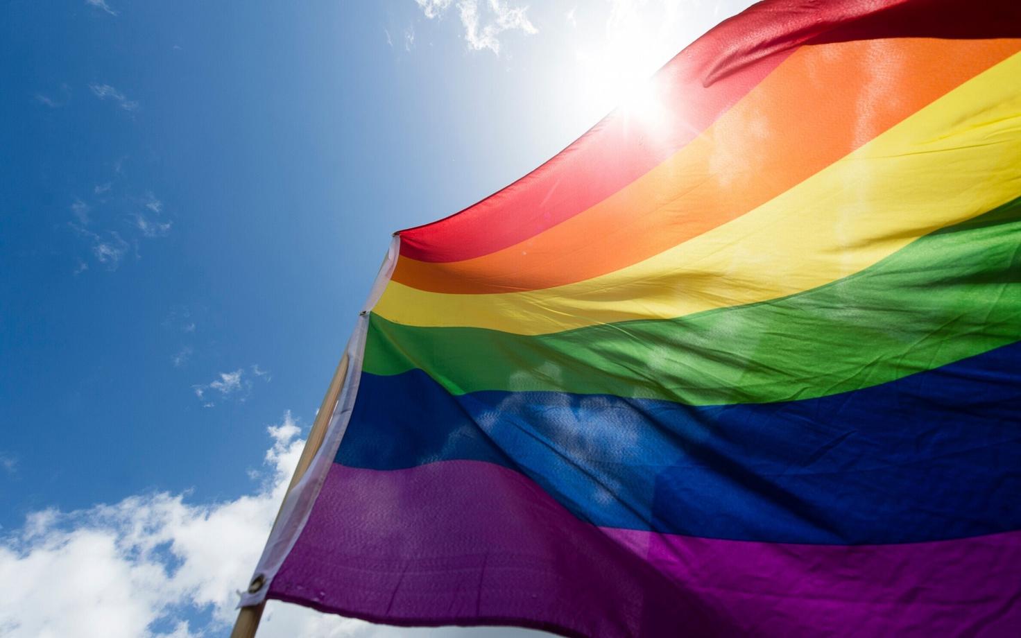 Vikerkaarelipp on lesbide, geide, biseksuaalsete ja transsooliste inimeste (LGBT) liikumise sümbol.