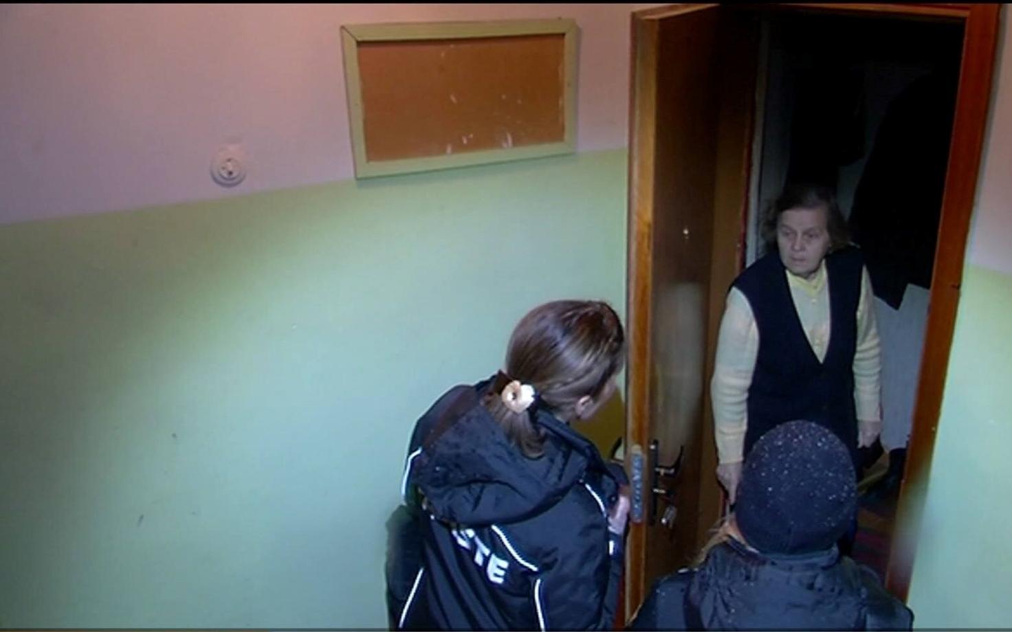 Инспекторы проверяют наличие дымовых датчиков в домах и квартирах.