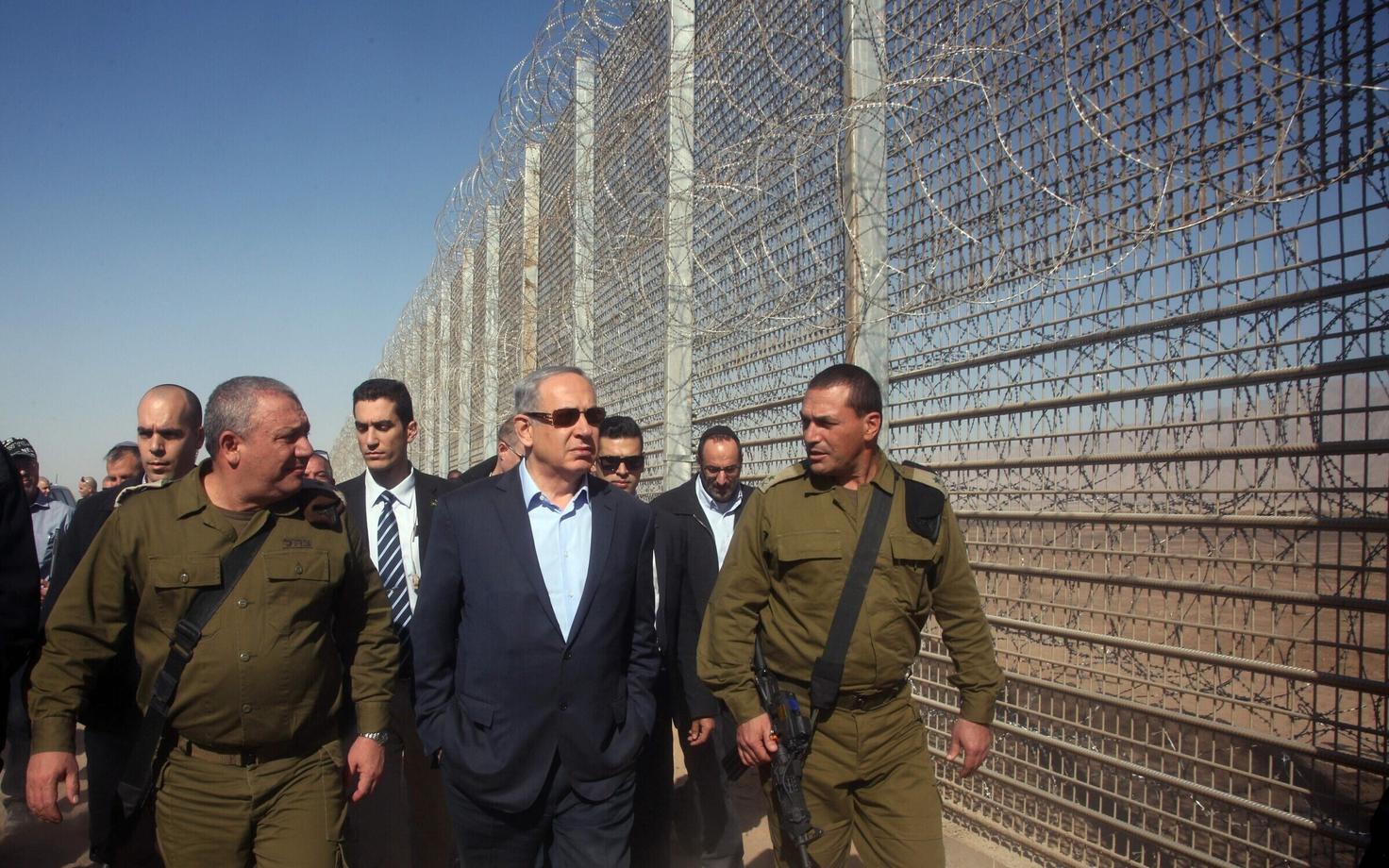 Iisraeli peaminister Benjamin Netanyahu uut turvatara vaatamas.