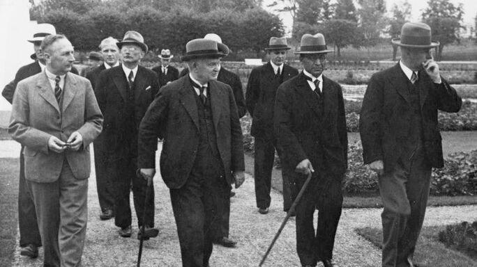 Konstantin Päts Oru lossis saatjaskonnaga, esireas vasakul Kaarel Eenpalu, paremal August Rei.