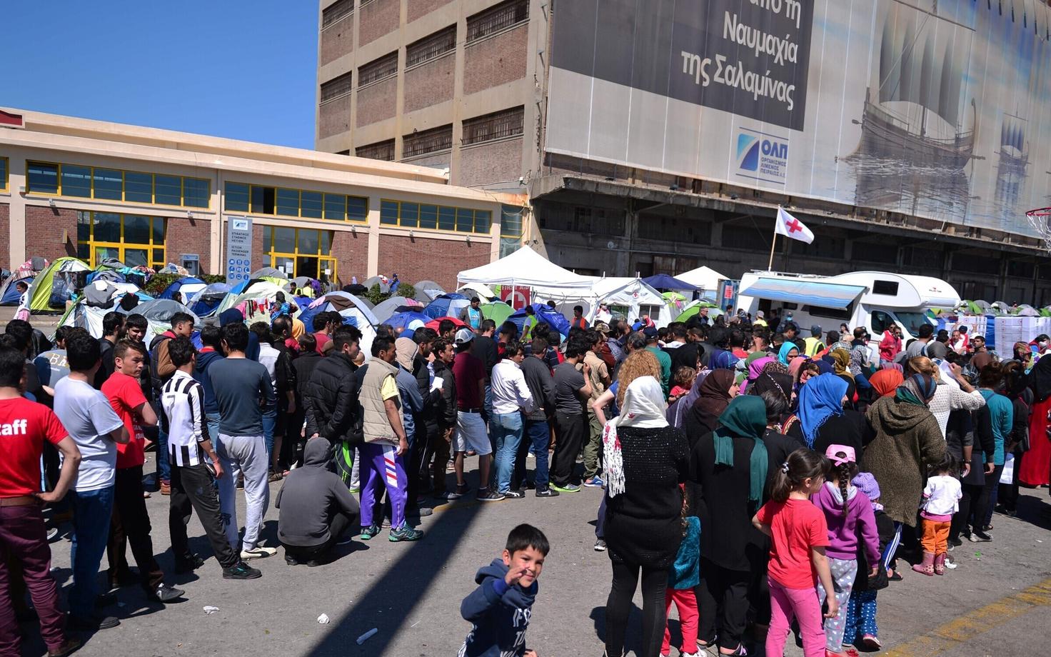 Migrandid Kreekas Piraeuse sadamas.