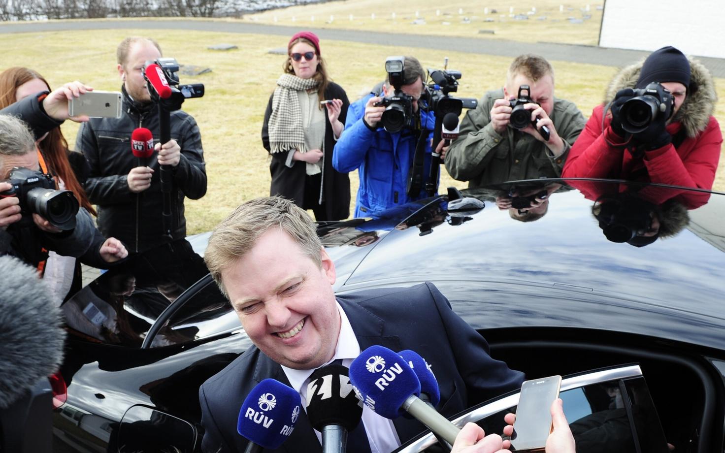 Islandi peaminister Sigmundur David Gunnlaugsson täna presidendi residentsi juures.