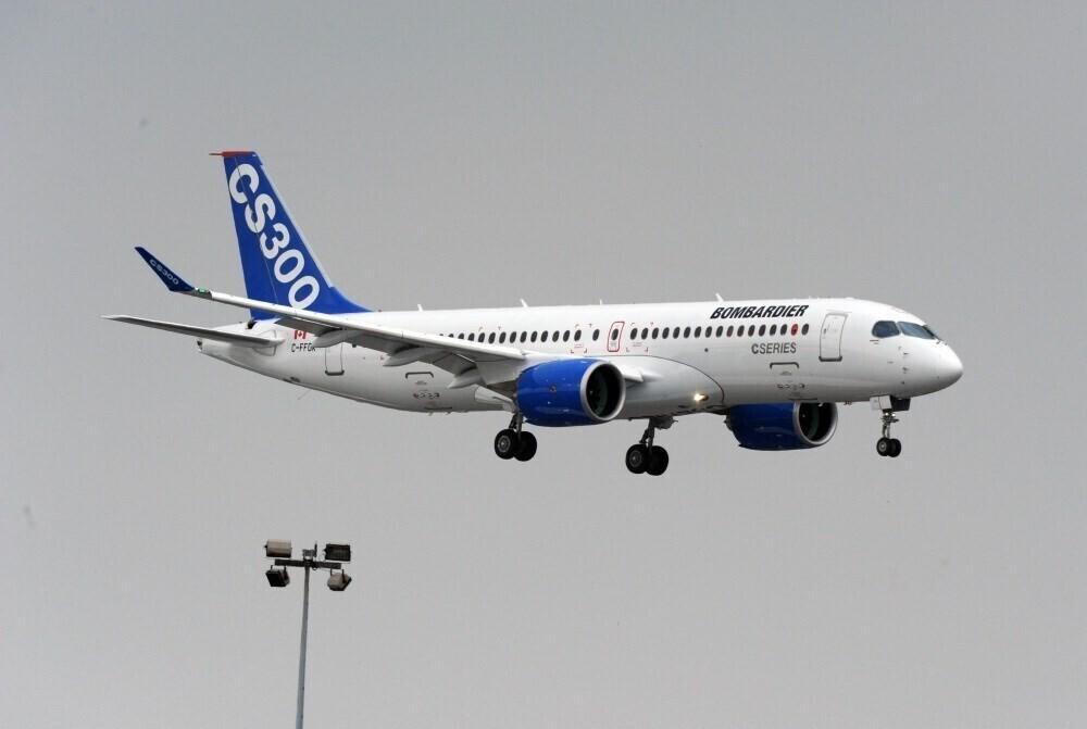 Bombardier CS300 на Парижском авиасалоне 2015 года.