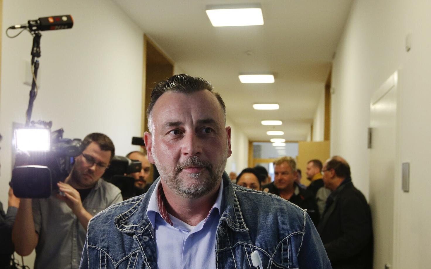 PEGIDA asitaja Lutz Bachmann kohtusaalist väljumas.