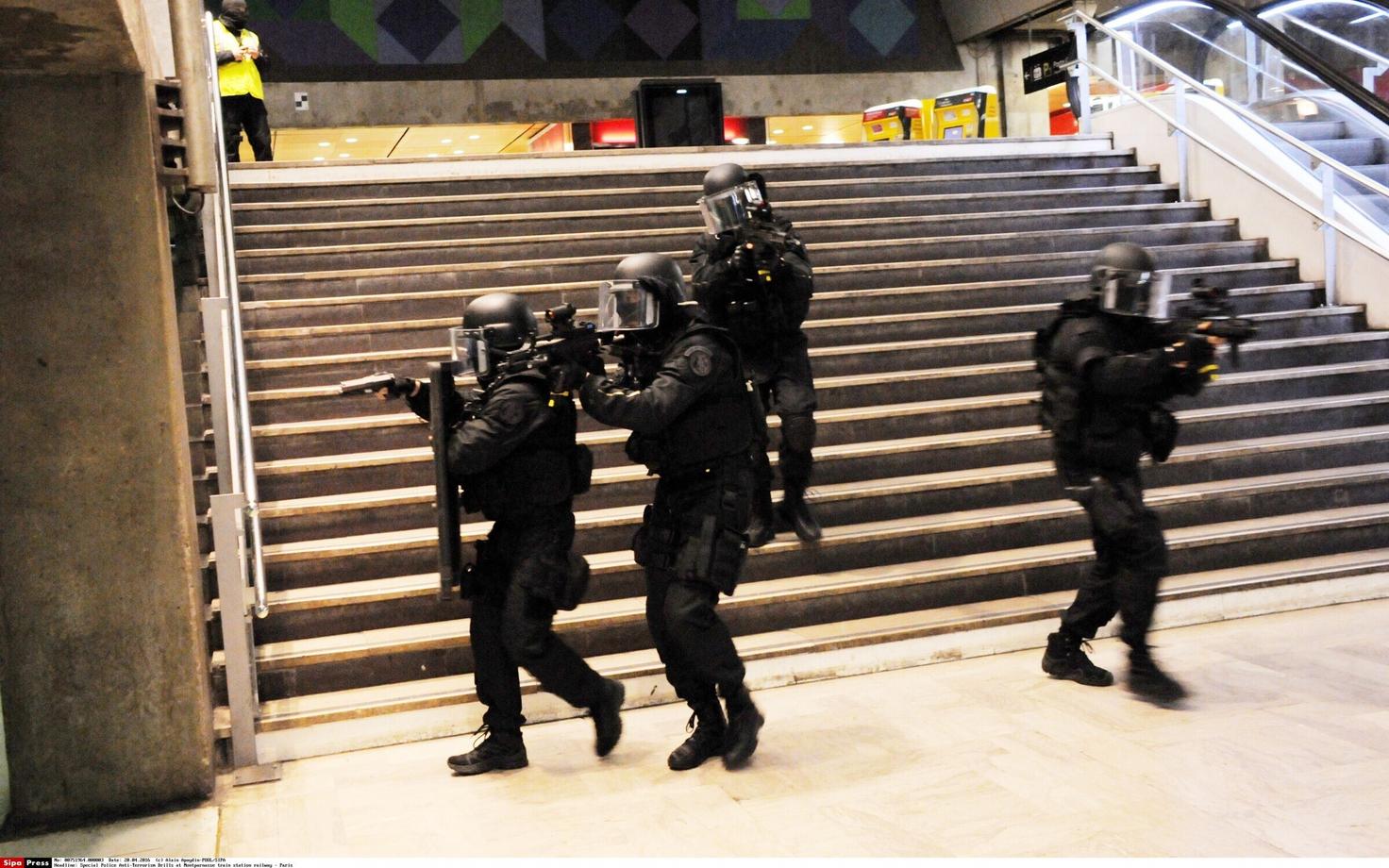 Prantsuse politsei eriüksuslased õppusel Pariisis, Montparnasse'i raudteejaamas. Foto on illustreeriv.