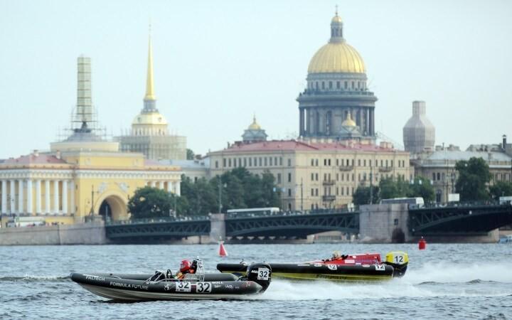 Санкт-Петербург расположен в устье реки Невы.