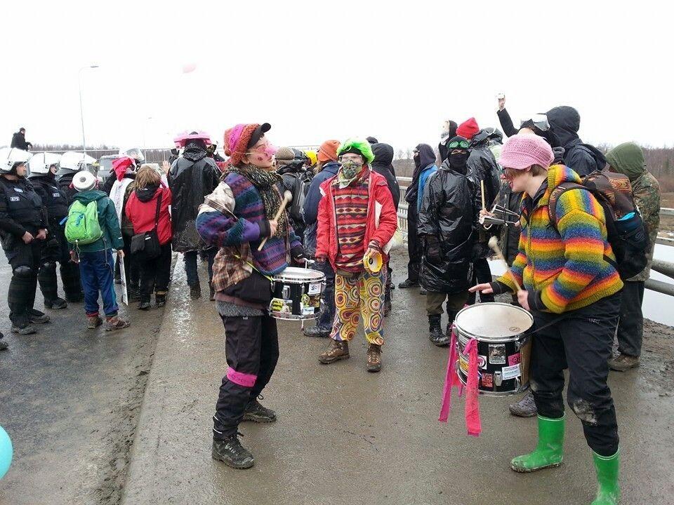 Aktivistid ja politseinikud Pyhäjoki vallas tuumaelektrijaama ehitusplatsi juures.