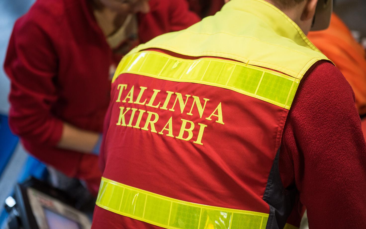 Kiirabitöötajad sündmuskohal.