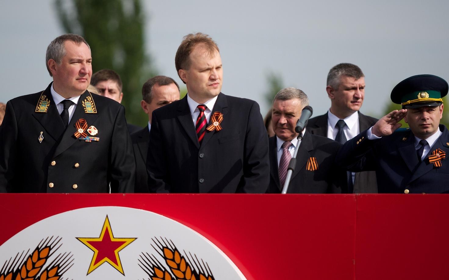 Transnistria president Jevgeni Ševtšuk (vasakult teine) 2014. aastal paraadil Tiraspolis. Tema paremal käel seisab Venemaa asepeaminister Dmitri Rogozin.