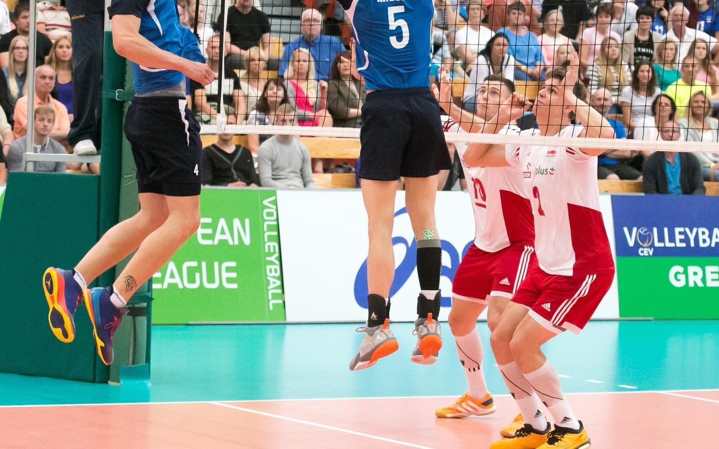 Hetk Eesti meeste võrkpallikoondise eelmise aasta Euroopa liiga võimsast võidust Poola üle. Koondise kapten Kert Toobal on palli tõstmas temporündaja Ardo Kreegile.