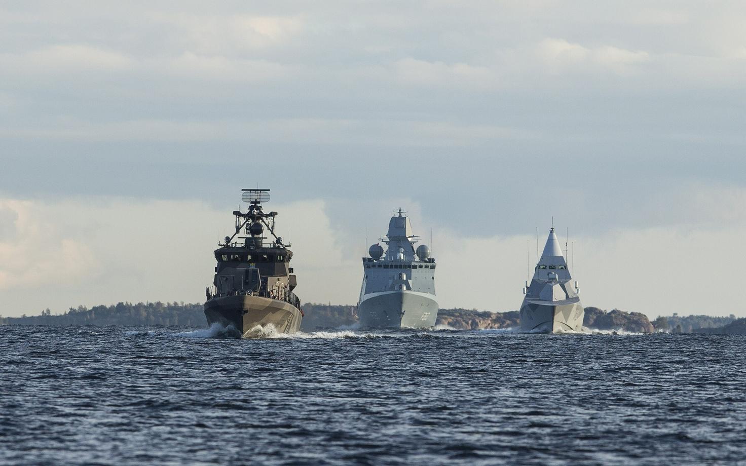 (Vasakult): Soome sõjalaev Rauma, Taani sõjalaev HDMS Niels Juel ja Rootsi sõjalaev HMS Helsingborg.