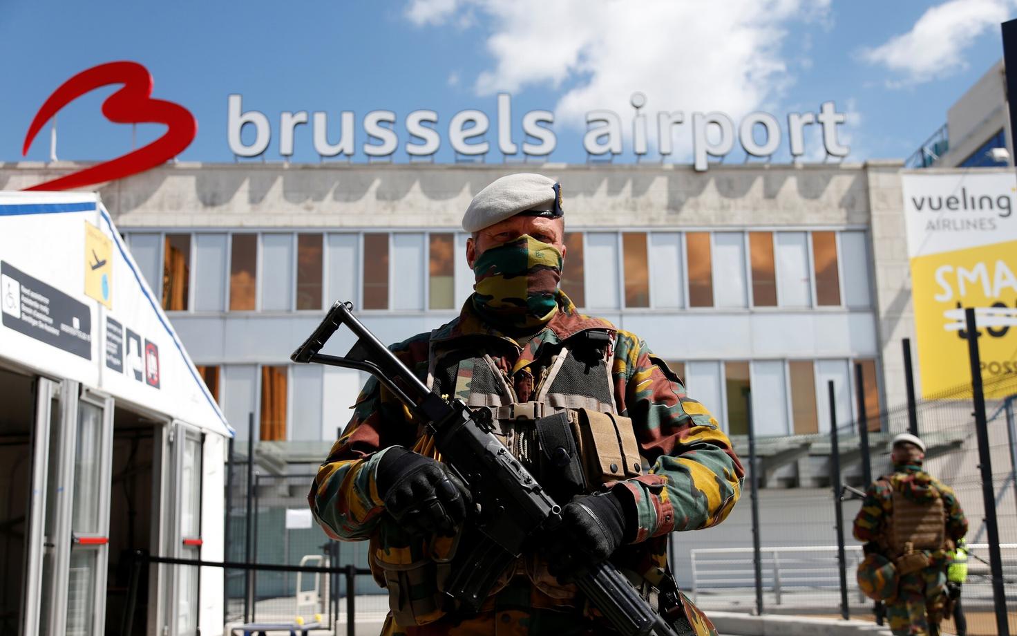 Belgia sõdurid lennujaama ees.