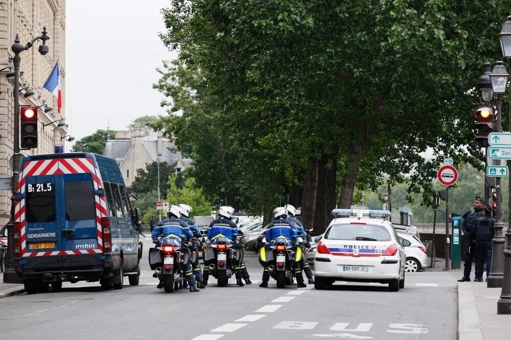 Абдеслама доставили в суд под усиленной охраной.