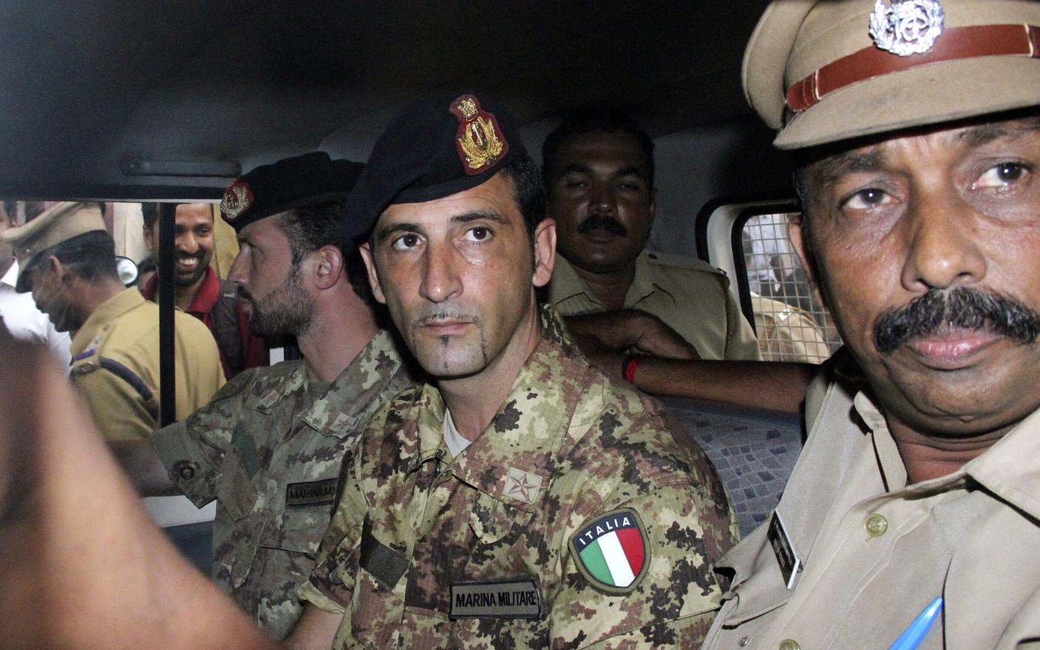 Salvatore Girone (keskel) 2012. aastal pärast kohtuistungit Indias Keralas.